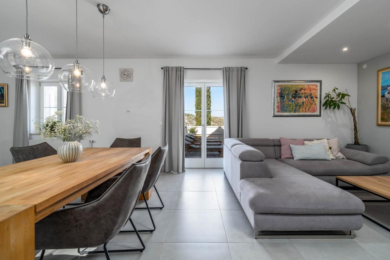 New Villa Ani! Traditional And Luxurious 4-Bedroom Villa With Heated Pool And Sea Views Postira Exterior photo
