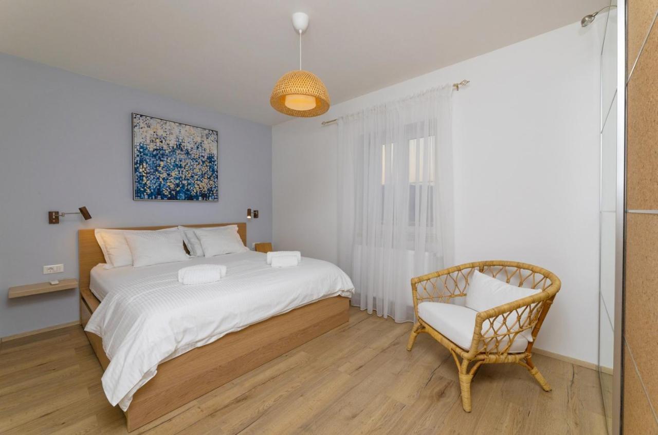 New Villa Ani! Traditional And Luxurious 4-Bedroom Villa With Heated Pool And Sea Views Postira Exterior photo
